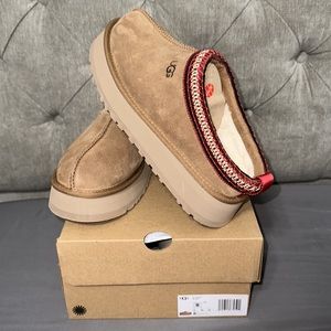 UGG TAZZ PLATFORM SLIPPERS